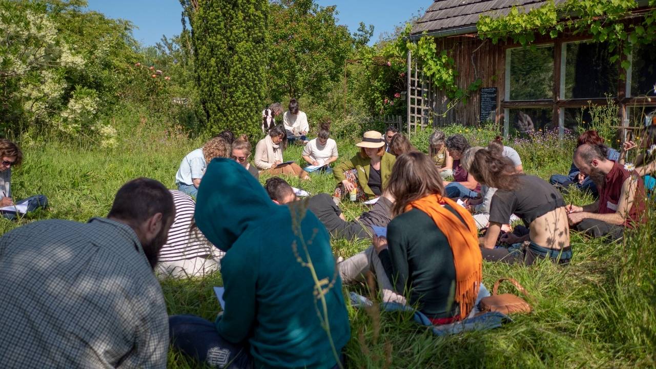Participantes et participants accompagné·es dans visualisation guidée par une accompagnante de Hameaux Légers