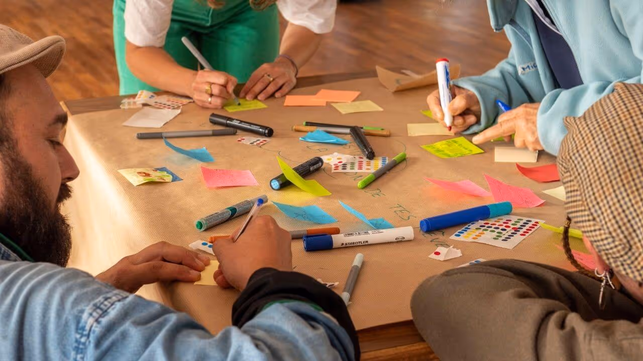 Participant·es d'un événement de rencontre organisé par Hameaux Légers