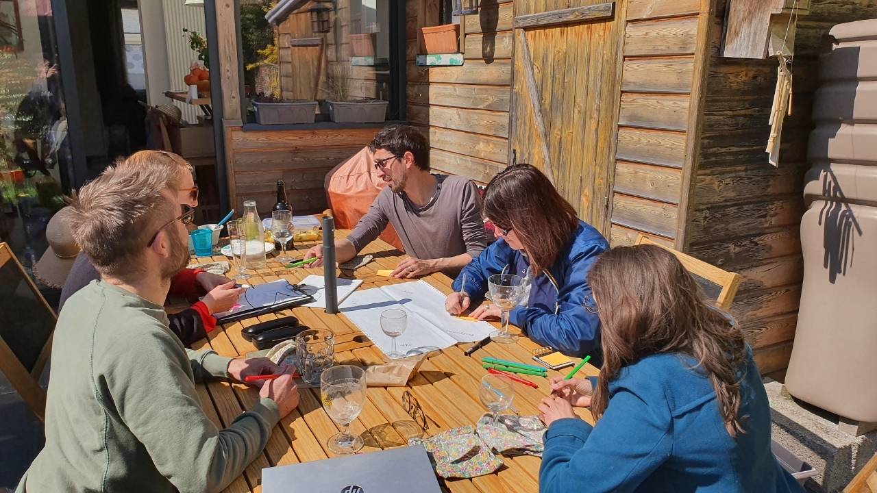Une des premières réunions du collectif du hameau léger des Cabanes Inspirées pour définir les bases du projet