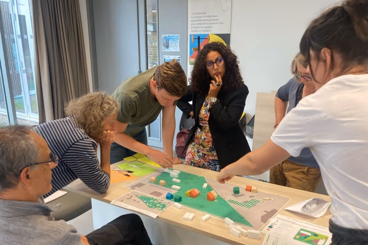 Un groupe de personne participe à un atelier collaboratif pour imaginer le futur hameau léger de Binic-Étables sur mer