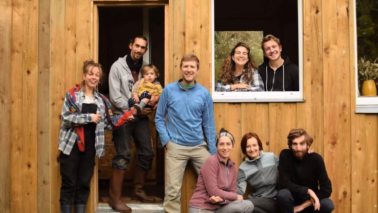 Photo du collectif du hameau léger du Placis