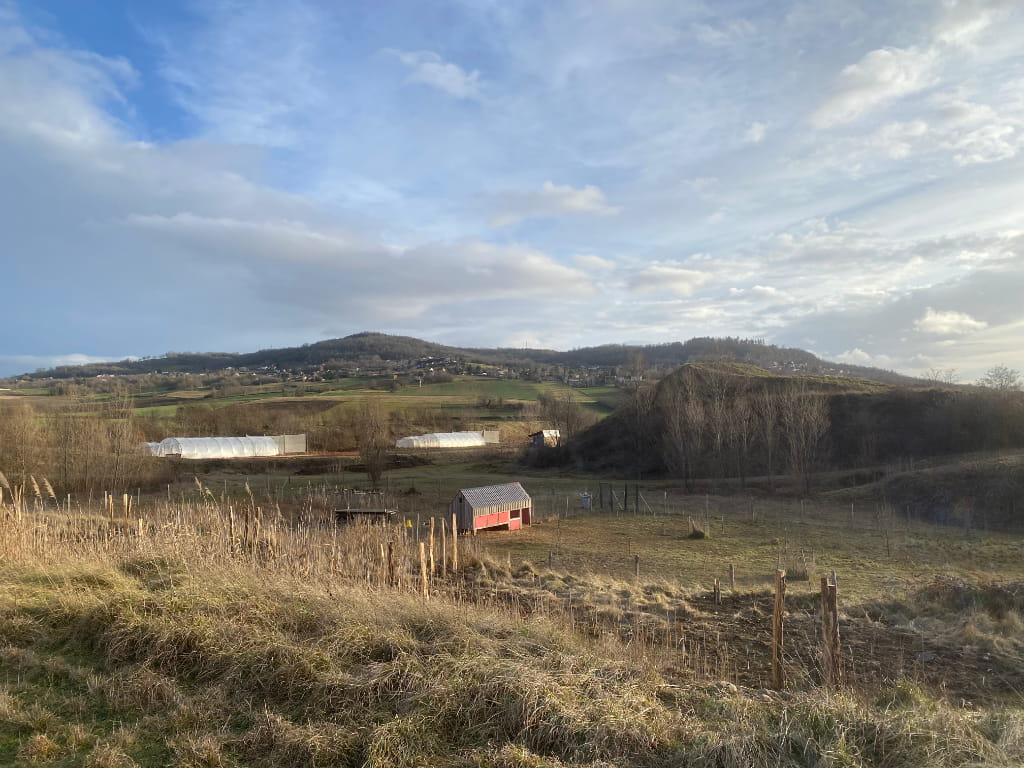Vue sur le petit élevage depuis le terrain