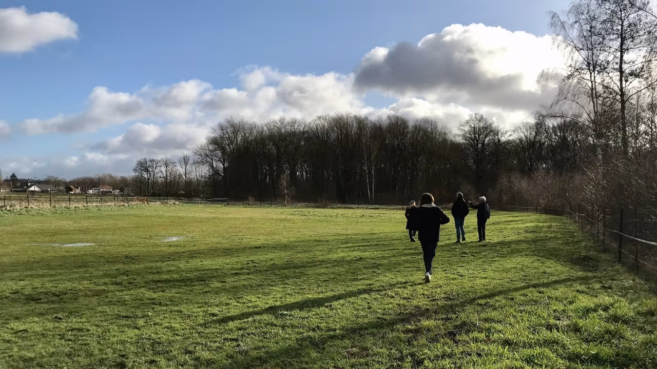 Collectif qui visite un terrain pour son projet