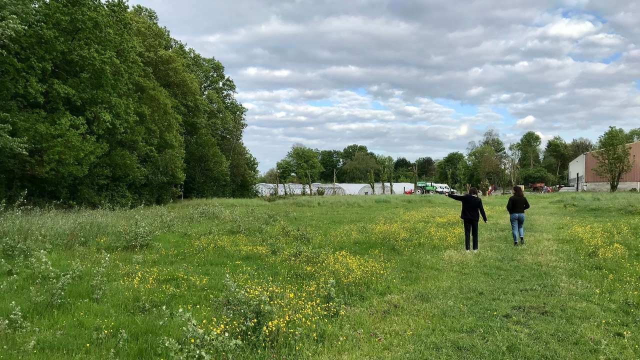 Deux personnes visitant un terrain pour un projet de hameau léger