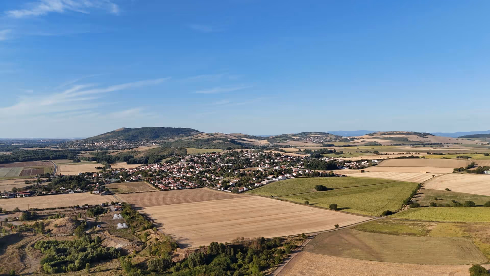Vue du centre bourg de Pérignat-sur-Allier - terrain en bas à gauche