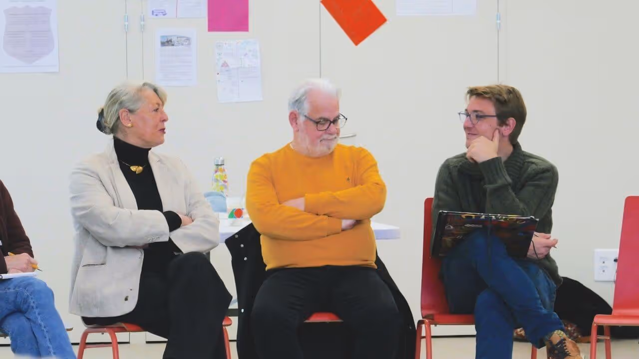 Rencontre avec élues à la mairie de Plouigneau pour son projet de hameau léger.