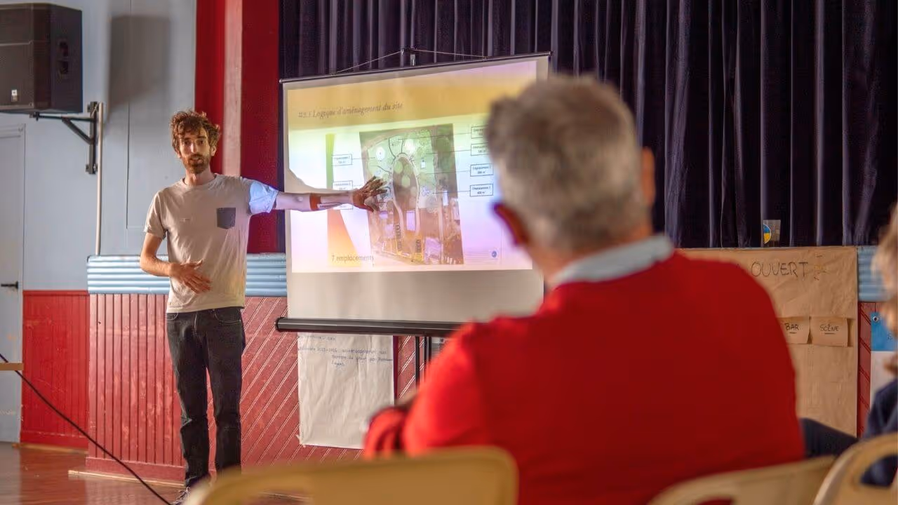 Présentation du hameau léger de Plouigneau par un membre de l’équipe Hameaux Légers.
