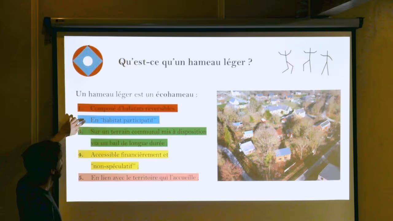 Présentation du hameau léger de Brandivy par un membre de l’équipe Hameaux Légers.