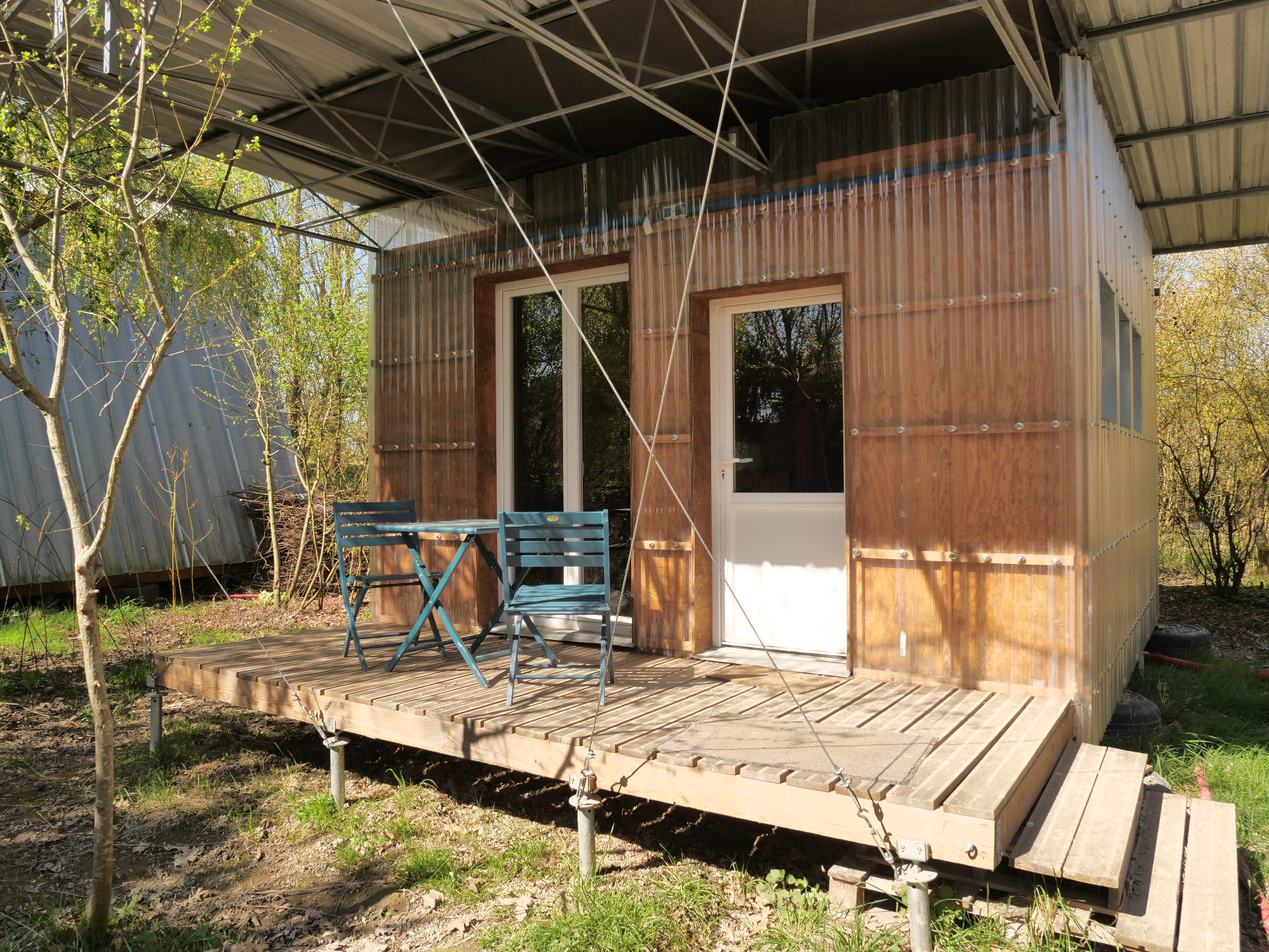 Habitat léger installé dans le jardin de l'Ecocentre Hameaux Légers