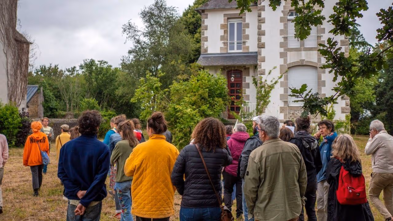 Visite du hameau léger de Plouigneau lors d'une journée appel à projet.