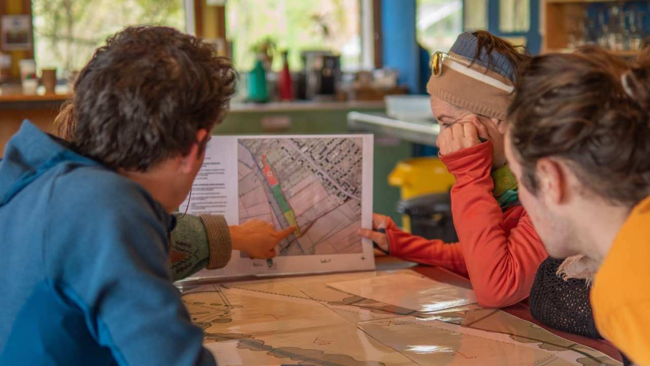 Groupe étudiant des documents d'urbanisme lors d'un espace de partage organisé par Hameaux Légers