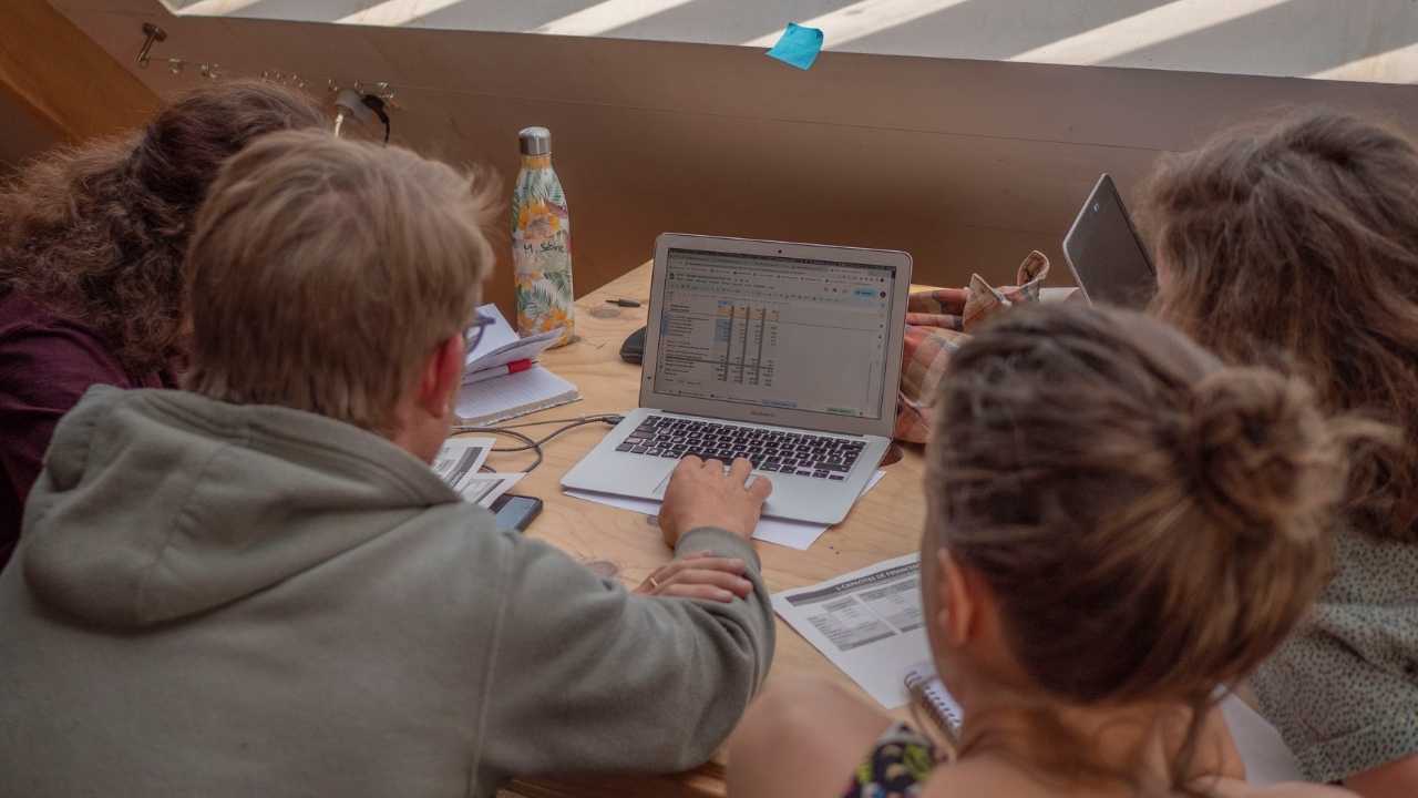 Participant·es en atelier budget lors d'un espace de partage organisé par Hameaux Légers.