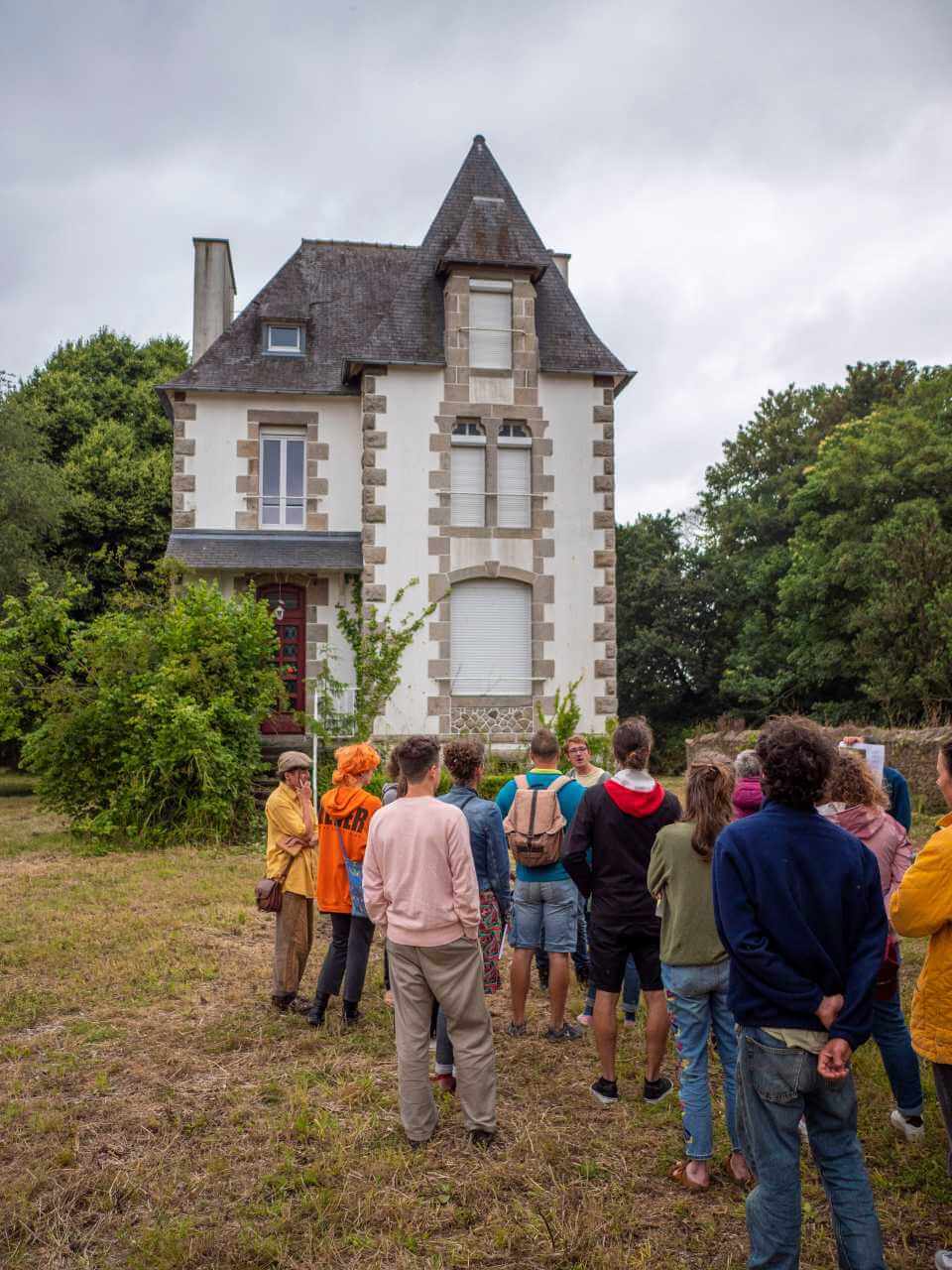 Visite du hameau léger de Plouigneau dans lequel les espaces communs sont intégrés dans une maison historique de la ville.