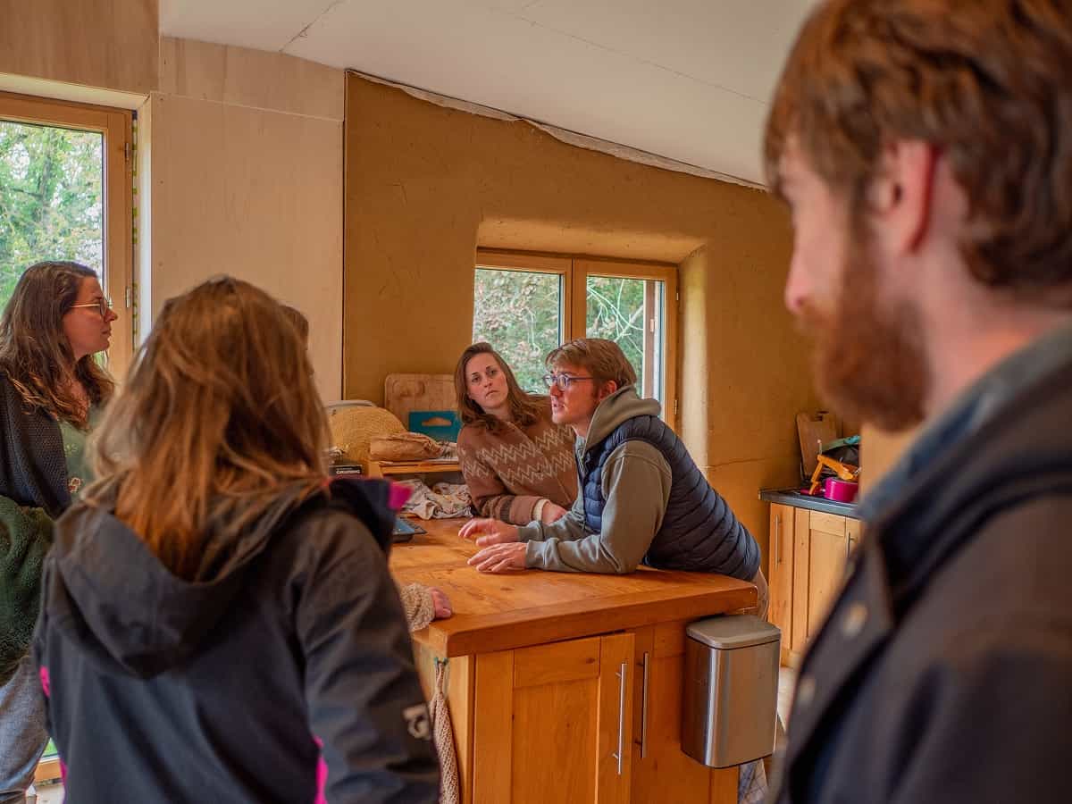 Collectif qui discute dans des espaces communs
