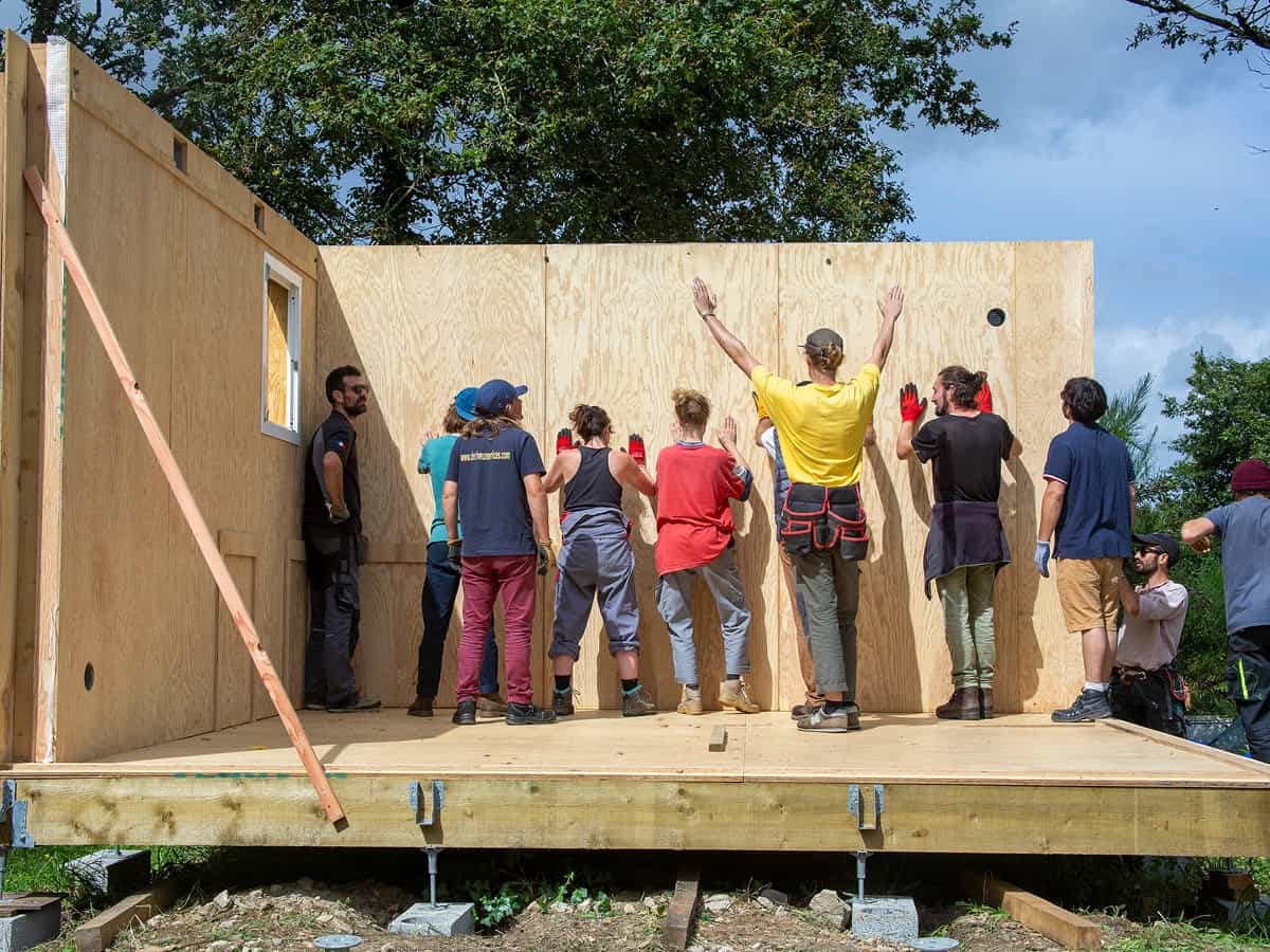 Chantier participatif avec un groupe qui installer un habitat réversible