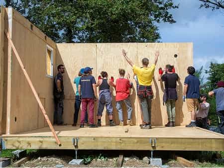 Chantier participatif avec un groupe qui installer un habitat réversible