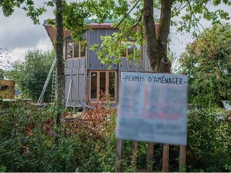 Permis d'aménager affiché devant un habitat réversible