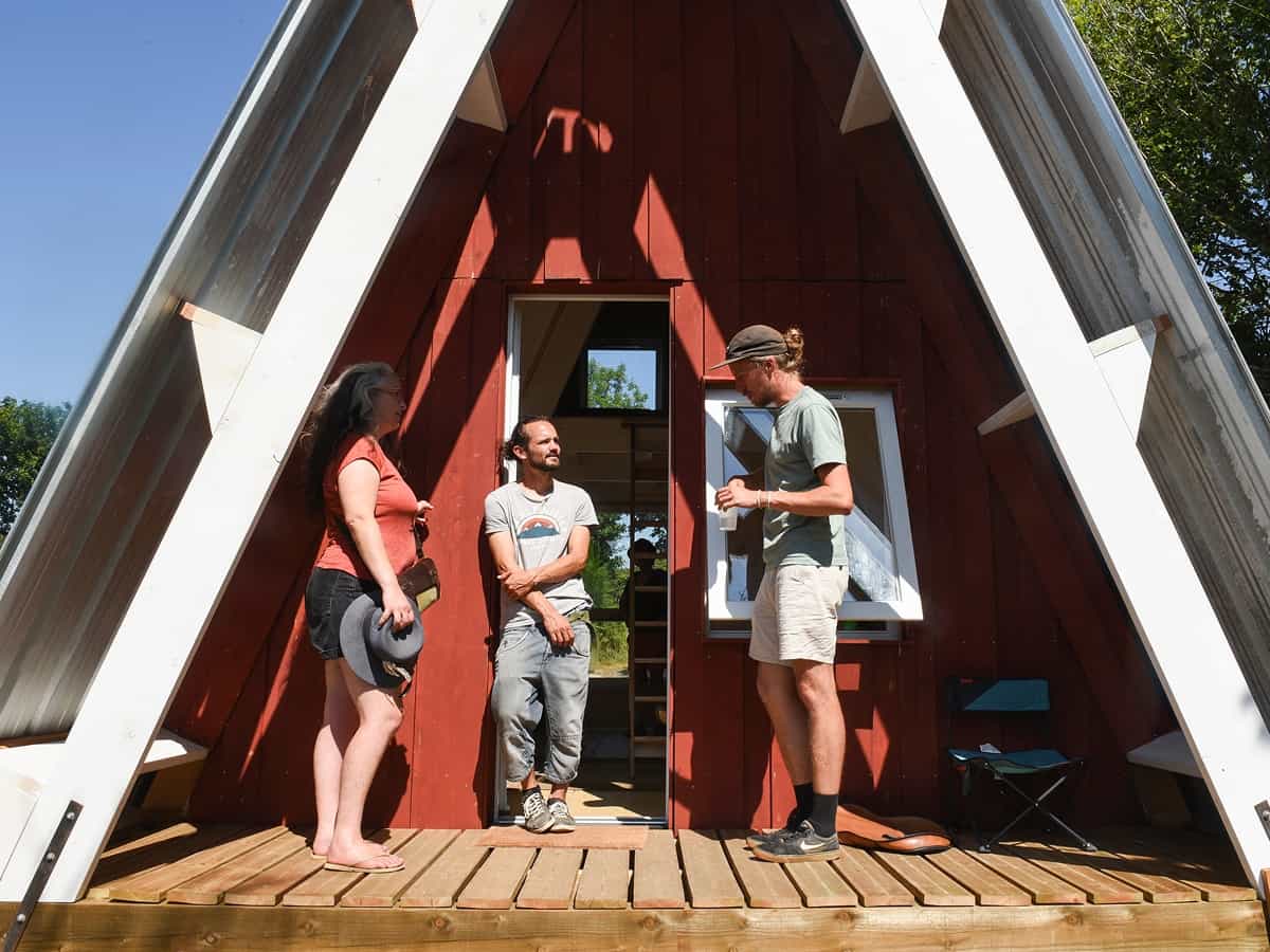 Trois individus qui visitent une maison en A