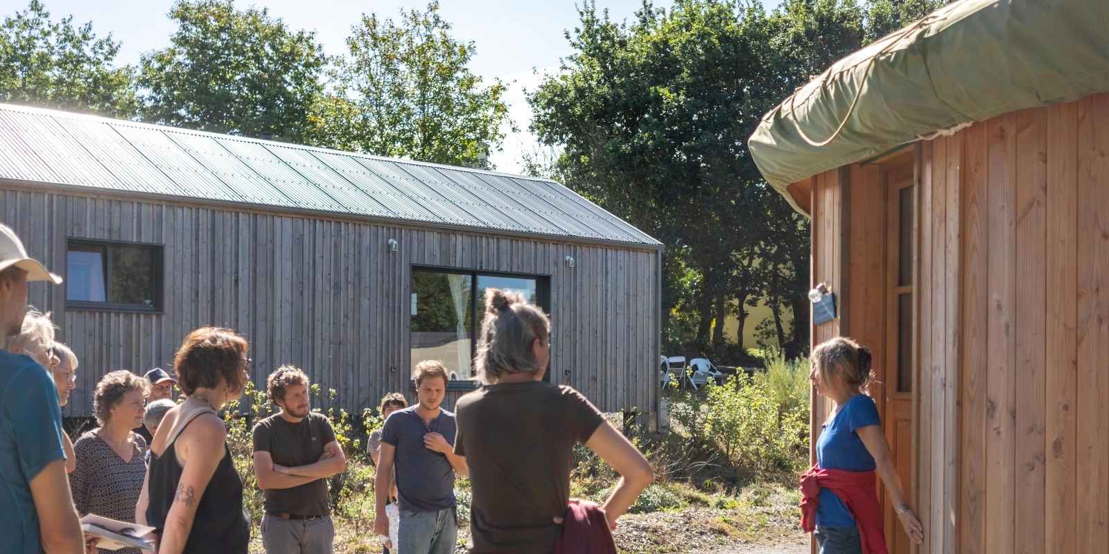 un groupe en train de visiter un hameau léger