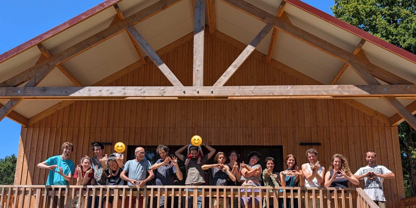 photos des membres du collectif de du hameau léger du pont rialland à plessé, devant leur bâtiment commun