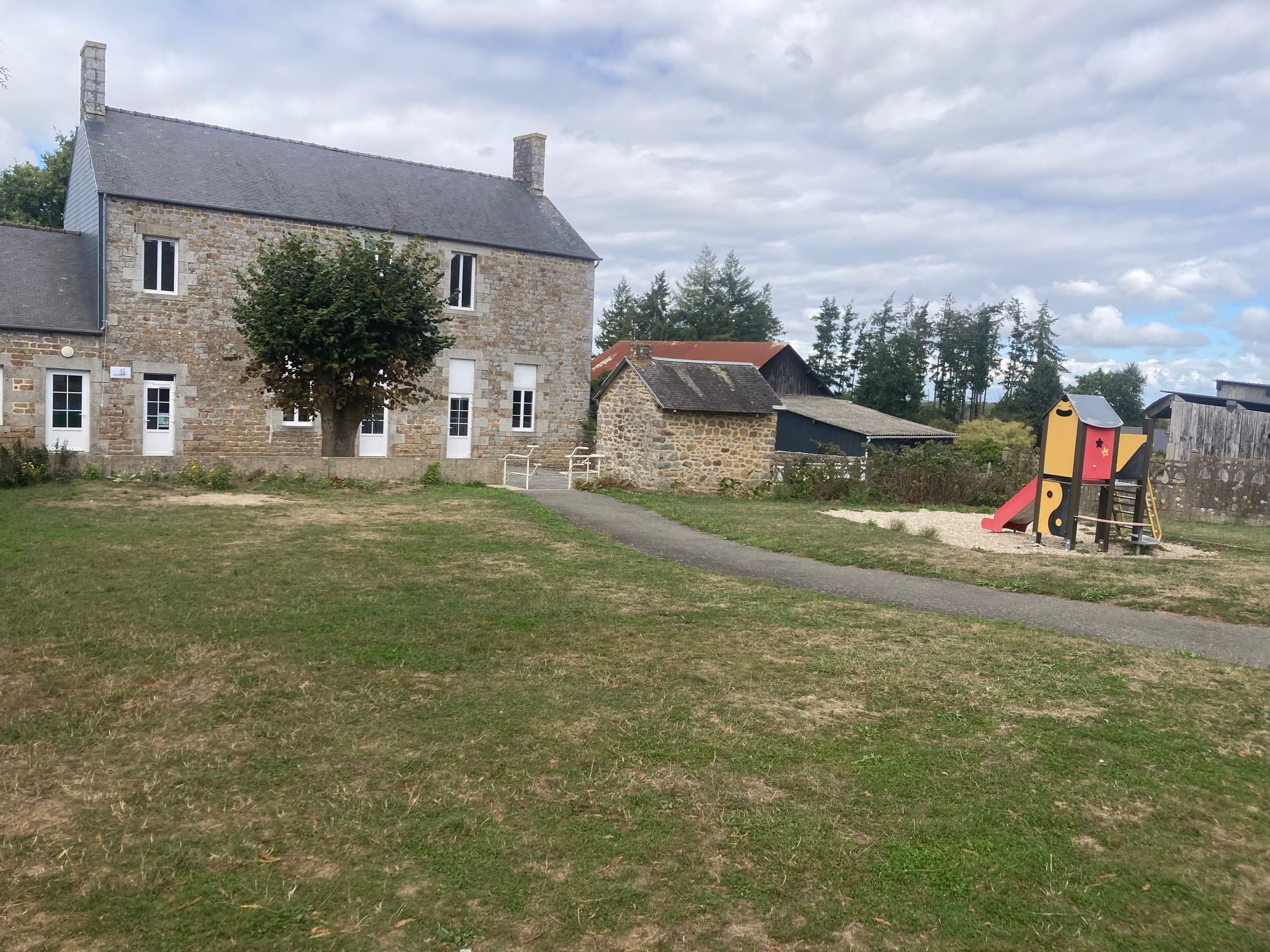 Ecole primaire de Poilley à proximité du terrain du hameau léger