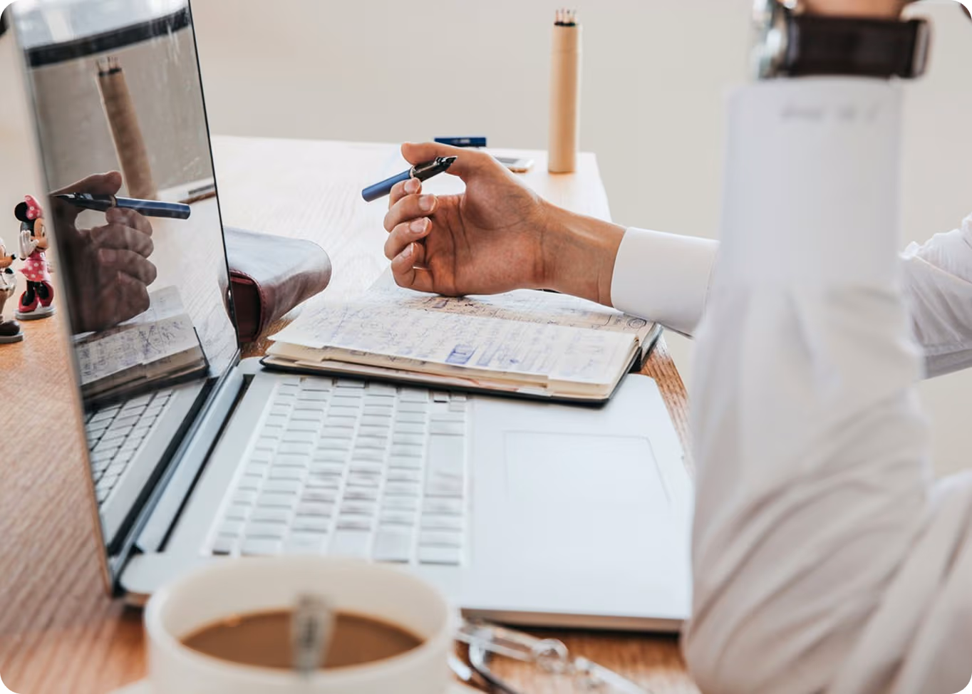 Ordinateur et personne travaillant