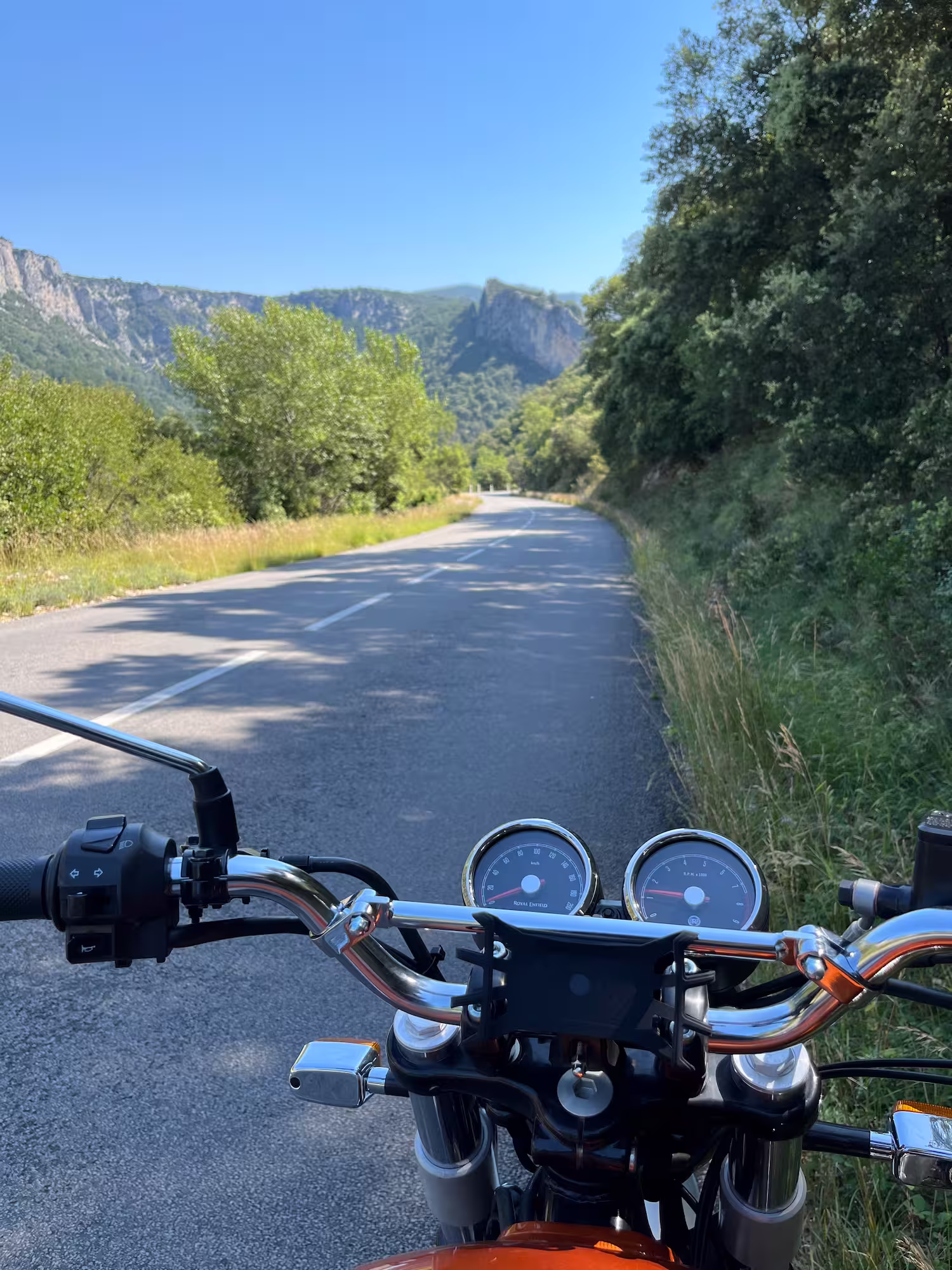 Pourquoi choisir une moto plutôt qu’un scooter pour ses trajets quotidiens ?