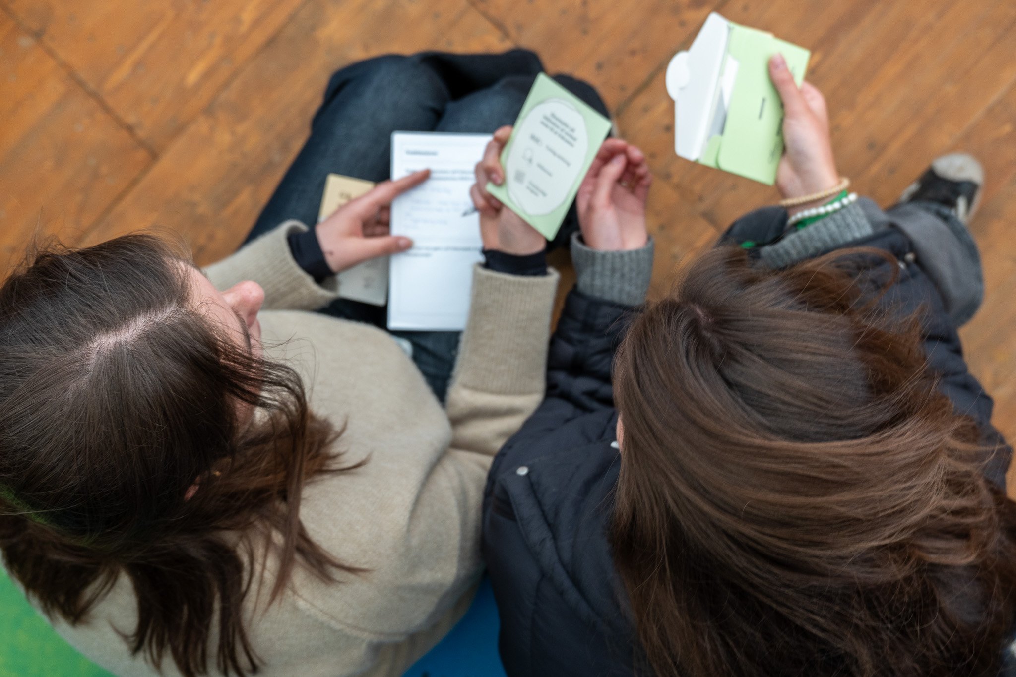 Samtalekortene bliver brugt i en workshop af to kvinder