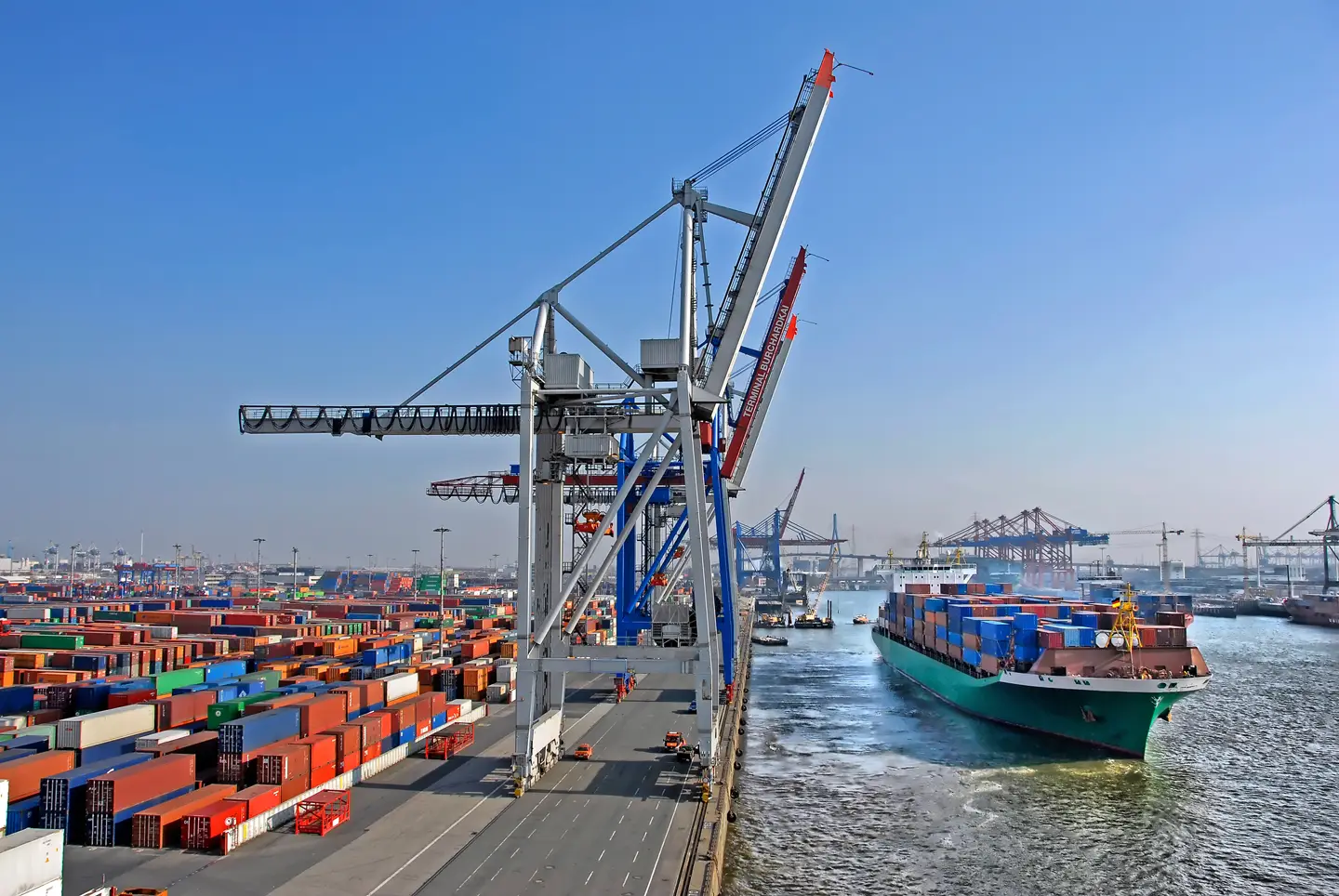 Seefracht-Spedition Bremen – Container-Umschlag im Hafen Bremerhaven