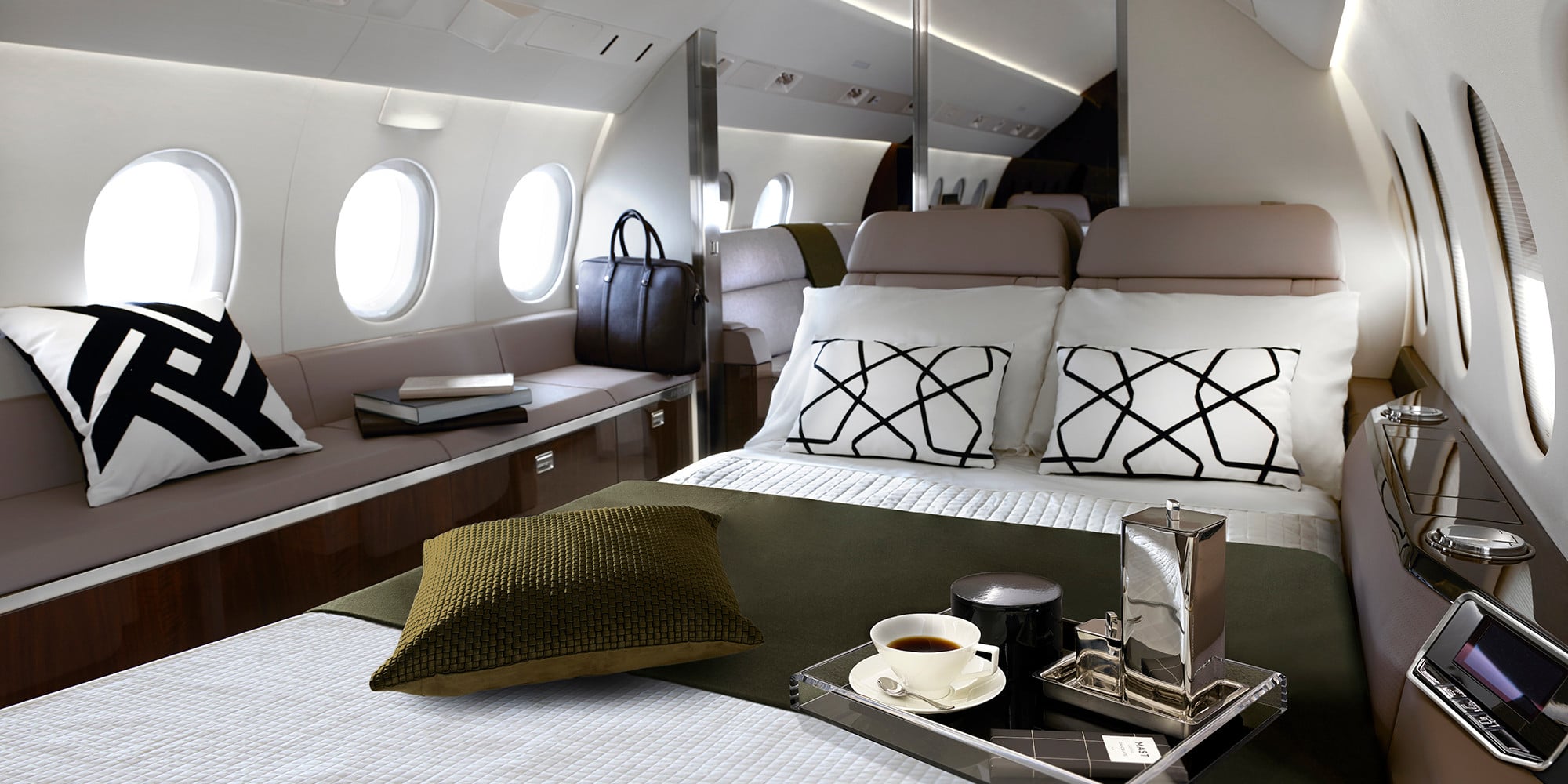 https://www.dassaultfalcon.com/app/uploads/2022/09/05.-Cabin3_900LX_Desktop.jpg