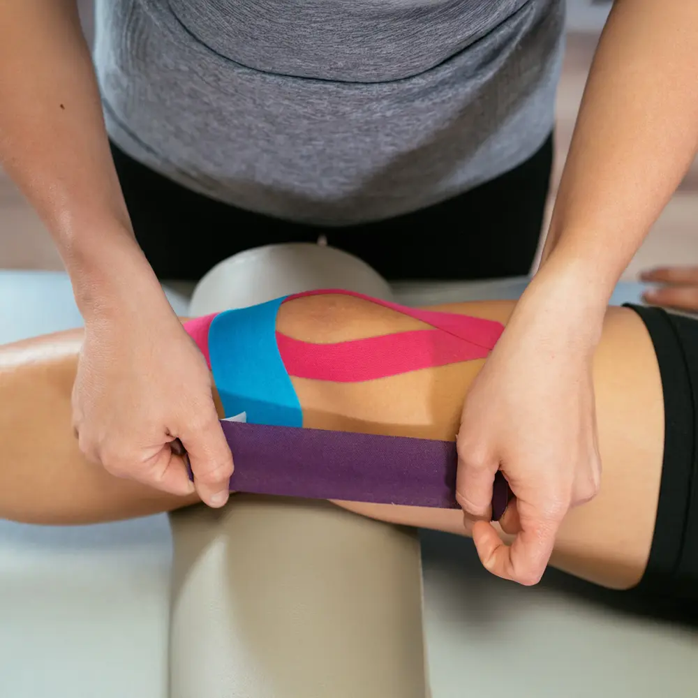 Elastische Tapes unterstützen Muskeln und Gelenke, verbessern die Durchblutung und fördern die Heilung – ideal bei Sportverletzungen, Überlastungen und chronischen Beschwerden.