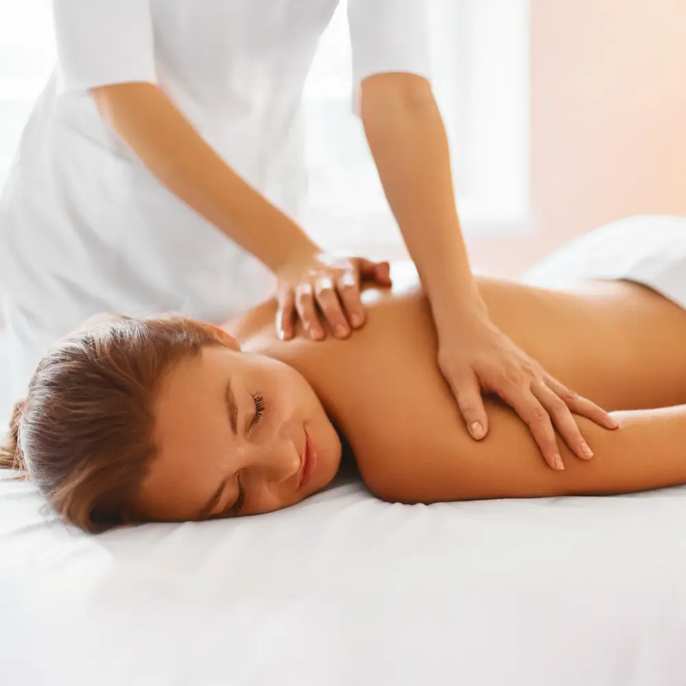 Gezielte Grifftechniken lösen Verspannungen, fördern die Durchblutung und sorgen für spürbare Entlastung von Muskeln und Faszien – ideal zur Regeneration.Sie wirkt entspannend auf Körper und Geist.