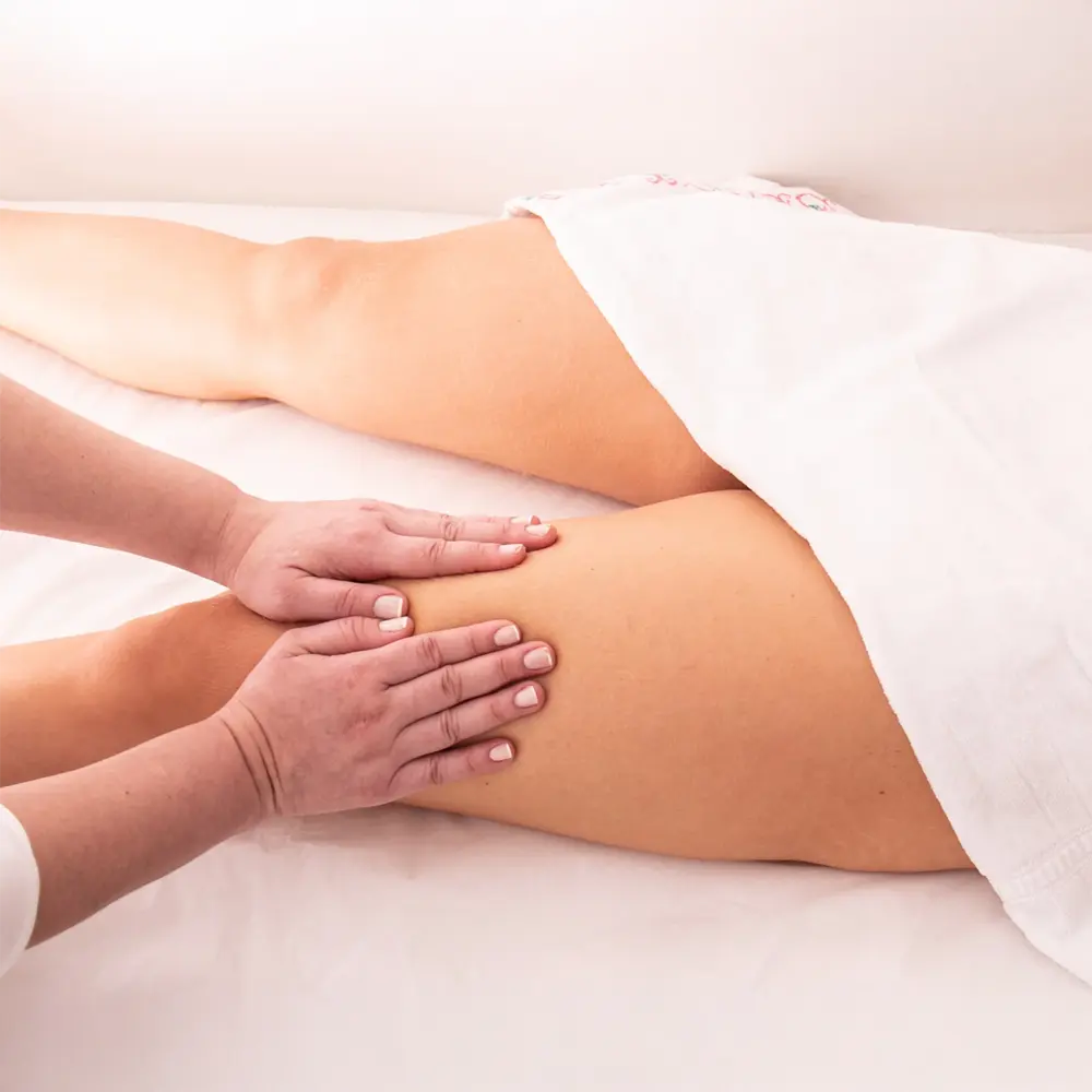 Nach Operationen oder bei Lymphstau unterstützt diese Therapie den Abfluss von Gewebeflüssigkeit, reduziert Schwellungen und verbessert das Wohlbefinden.