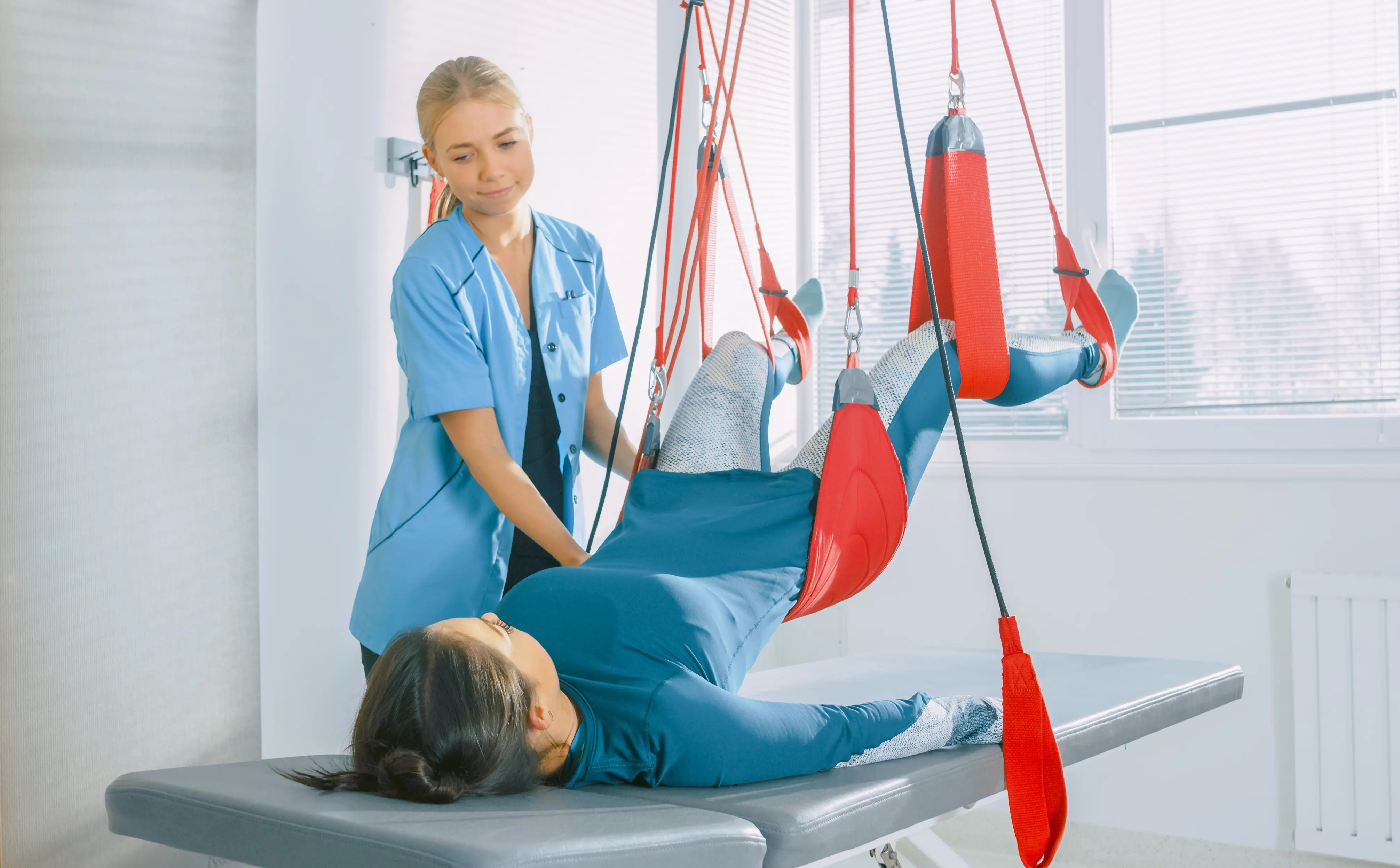 Therapeutin arbeitet mit Patientin im Gymnastikraum