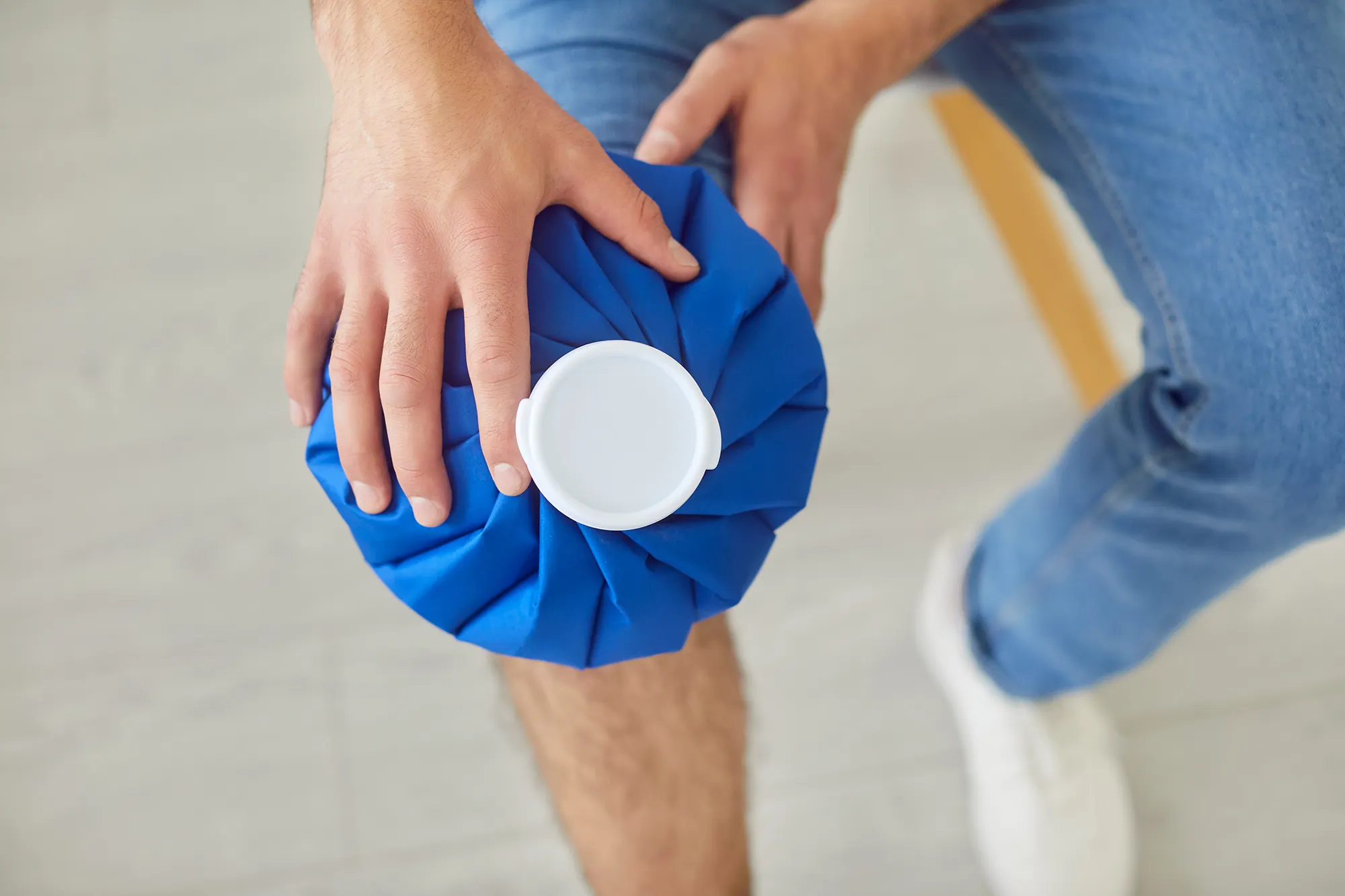 Nahaufnahme: Hand greift Trainingskettlebell