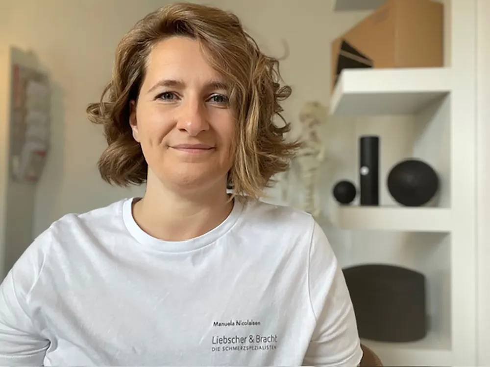 Porträt einer zufriedenen Kundin in heller Praxis.