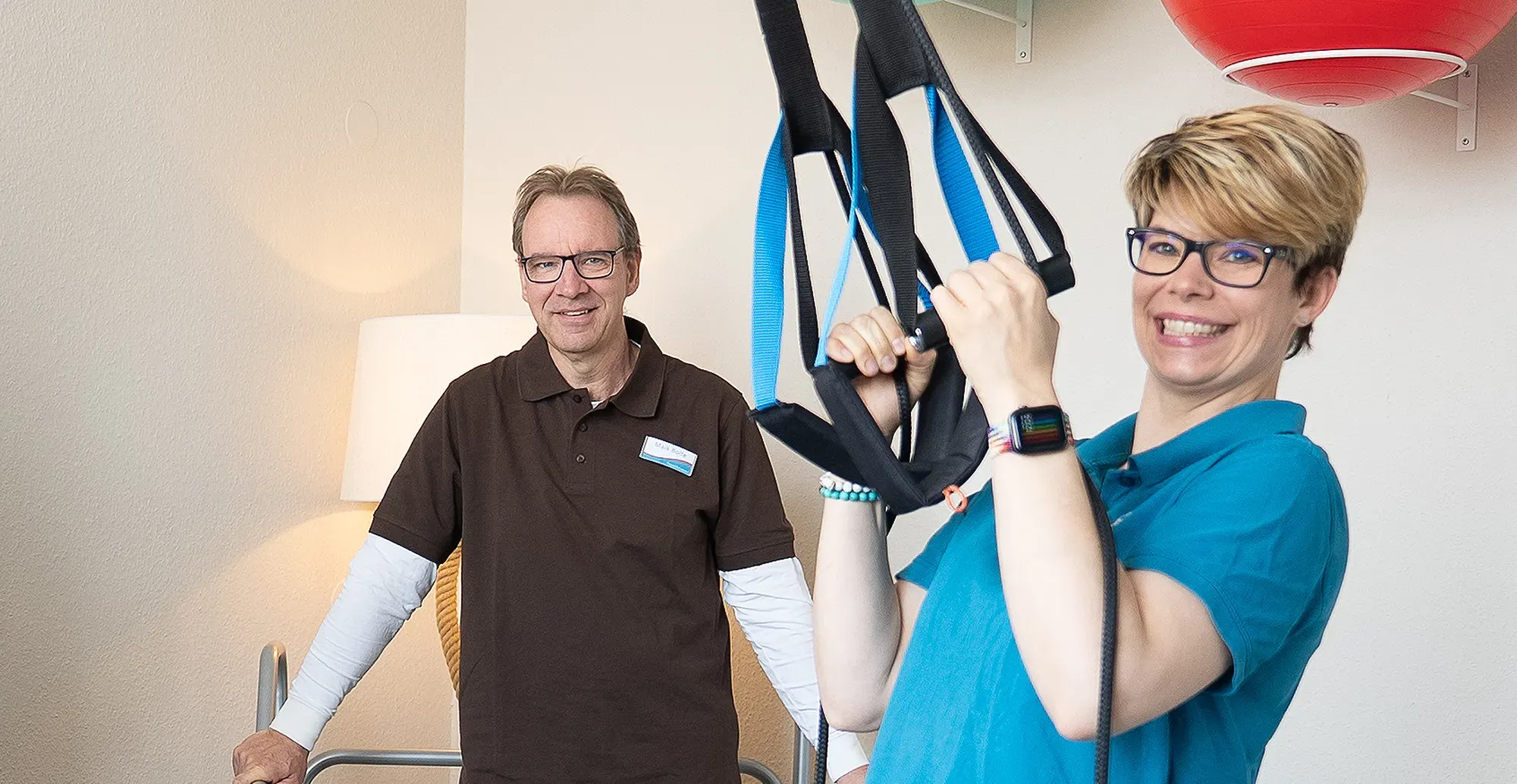 Zwei Mitarbeitende führen eine Trainingsübung durch.