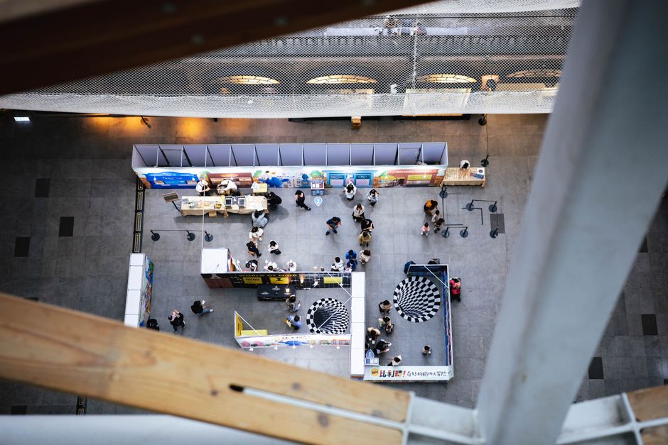Top view of a bustling indoor exhibition space in Taipei, Taiwan.. Photo by Derek Tsai on Pexels
