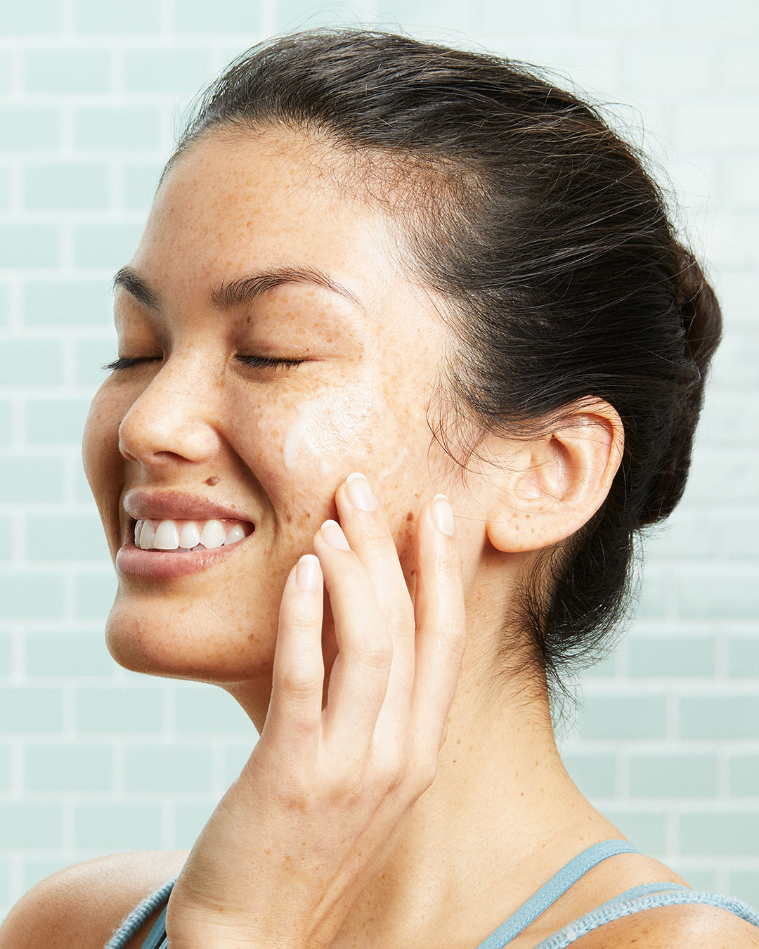 Glowing Greens Detoxifying Facial Cleansing Gel 2