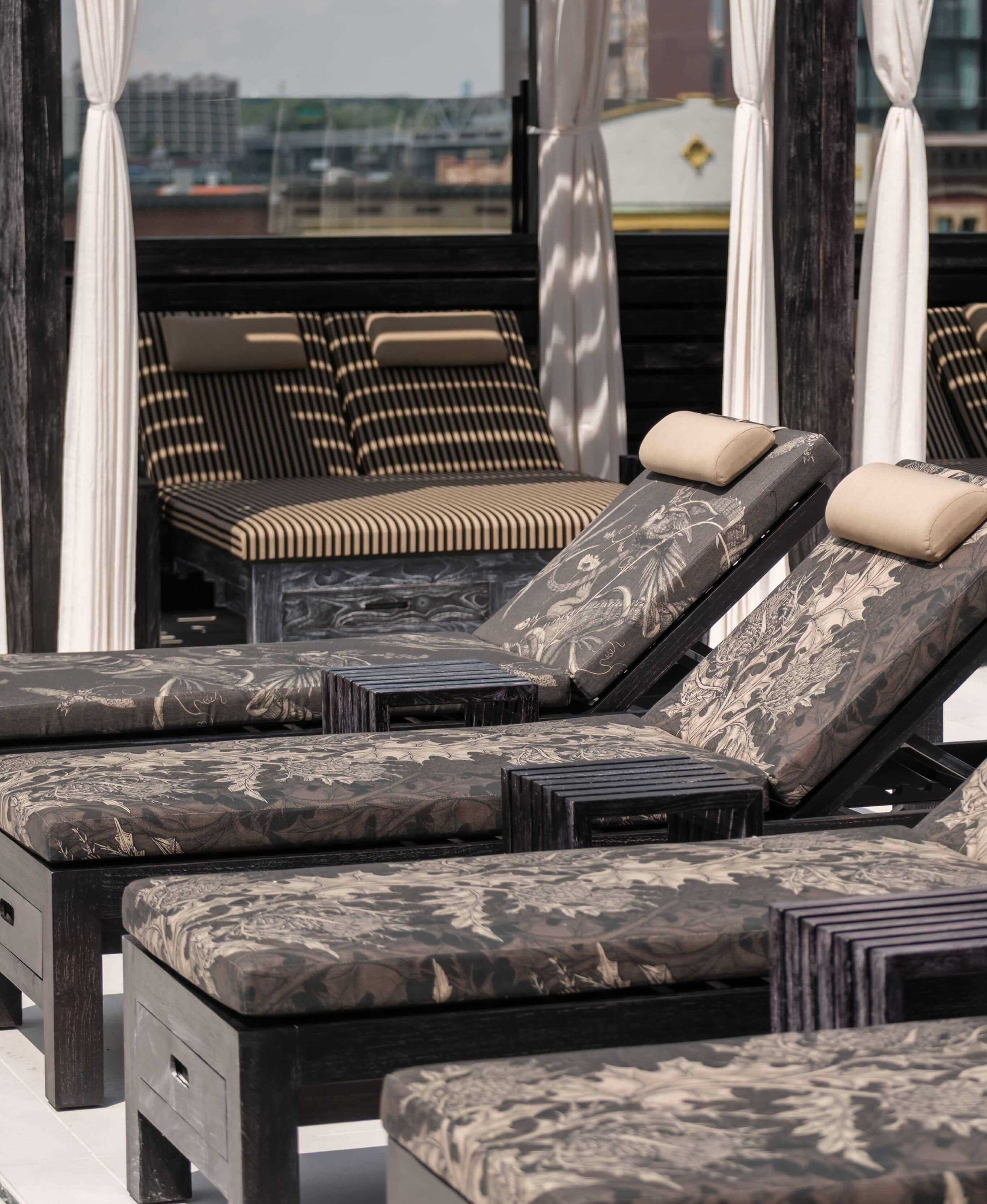 A row of lounge chairs sitting next to each other.