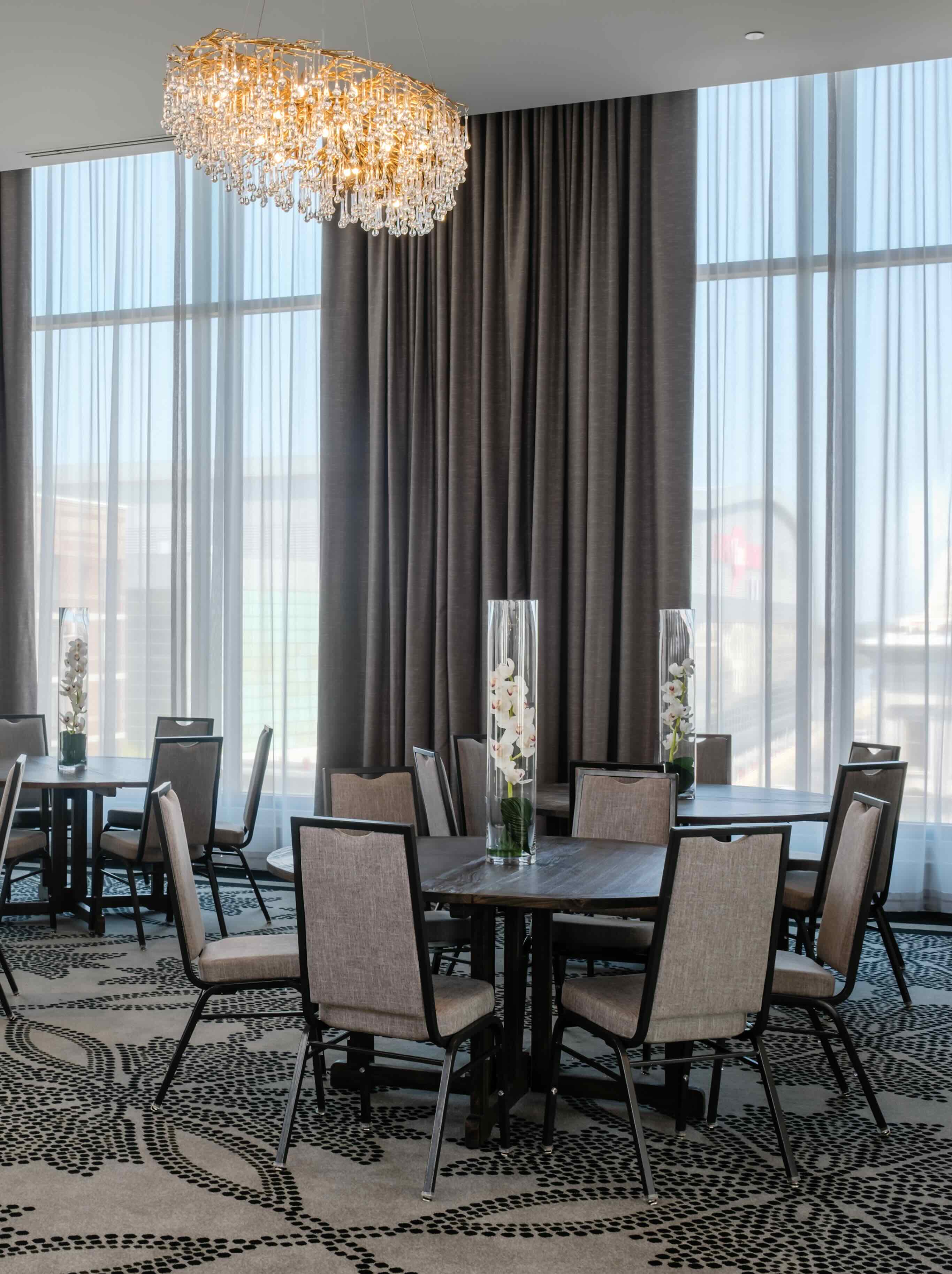 A dining room with a chandelier hanging from the ceiling.
