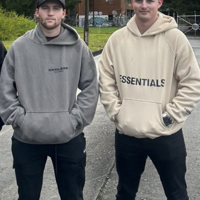 2 blokes 1 box team photo