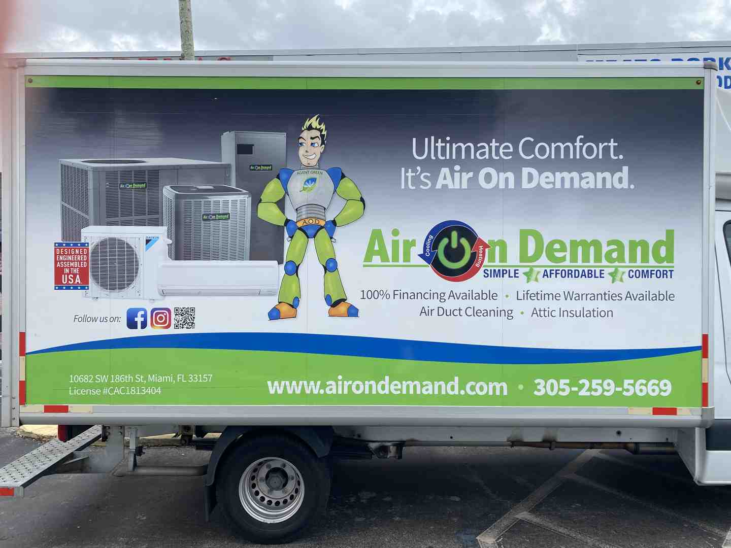 Infographic showing the heat pump replacement decision process: signs your system needs replacement (age over 10-15 years, frequent repairs, R-22 refrigerant, rising energy bills), benefits of upgrading (significant energy savings, improved comfort, better humidity control), and the replacement process (consultation, load calculation, professional installation, testing) - heat pump replacement coral gables fl