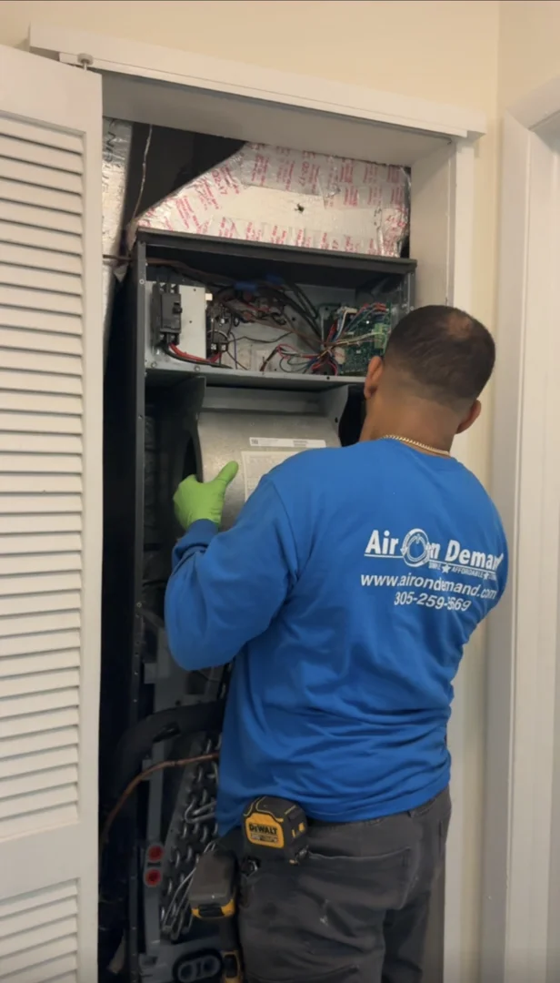 Technician inspecting a dirty air filter compared to a clean one - why your ac runs constantly in south florida Technician inspecting a dirty air filter compared to a clean one - why your ac runs constantly in south florida