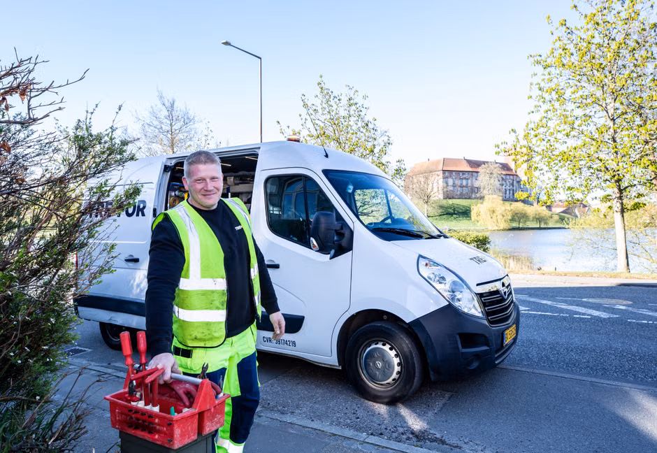 friendly, professional technician arriving in a service van - emergency ac repair coral gables, fl friendly, professional technician arriving in a service van - emergency ac repair coral gables, fl