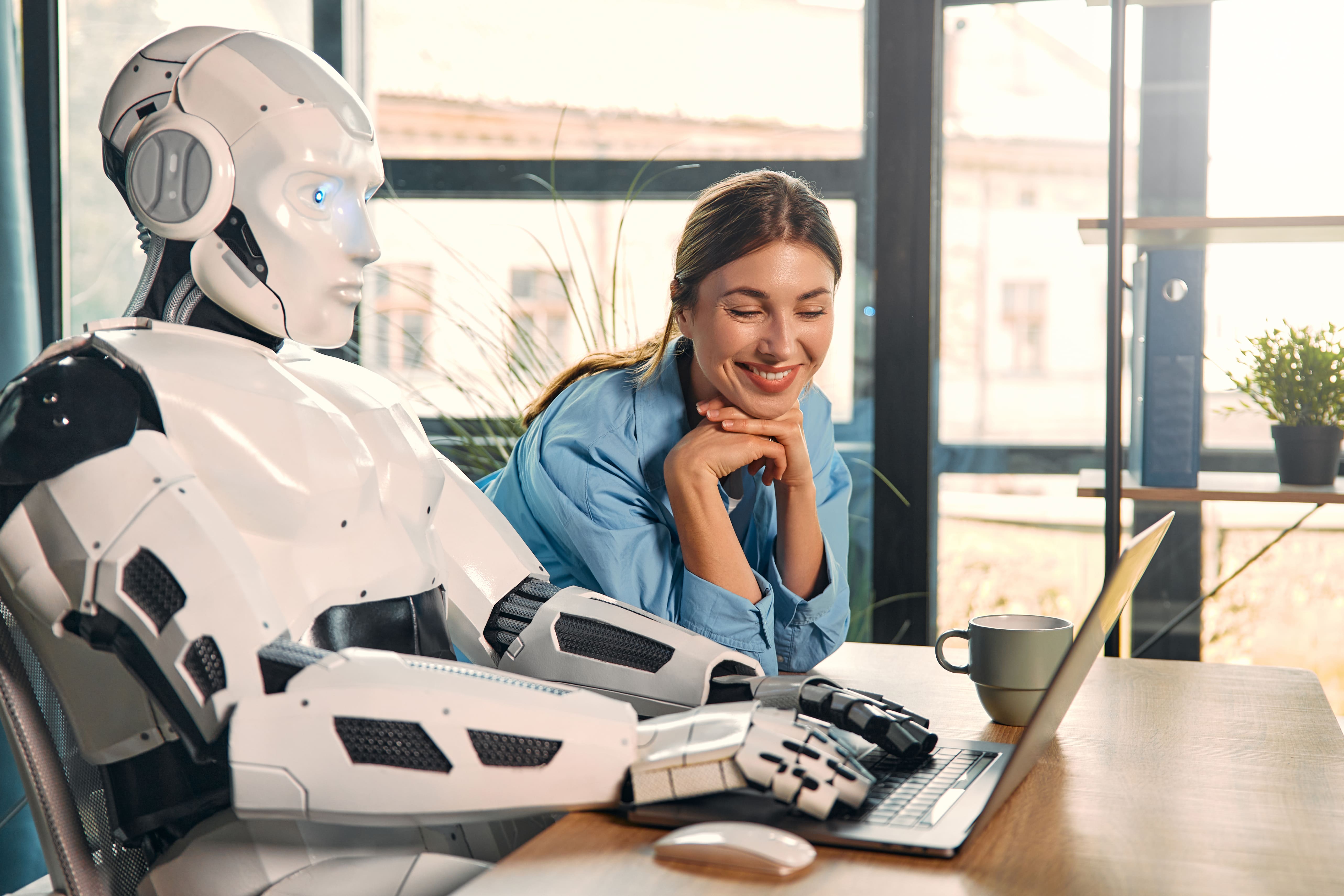 Eine Frau und ein KI-Roboter