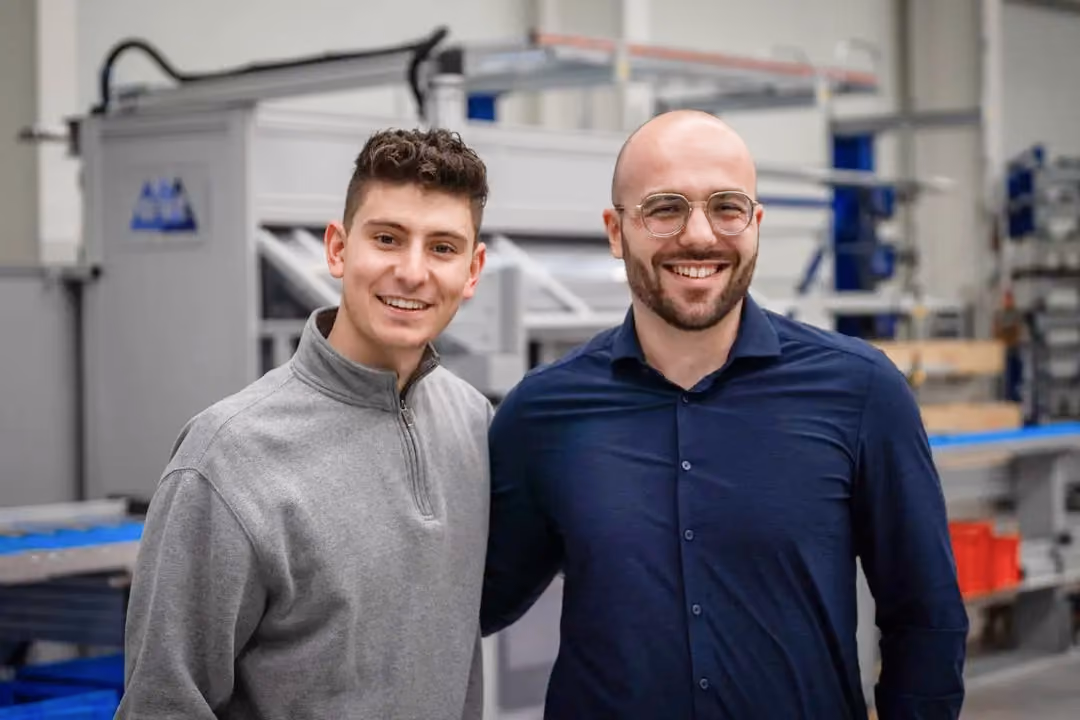 Bigwave Marketing mit einem Kunden in dessen Produktionshalle