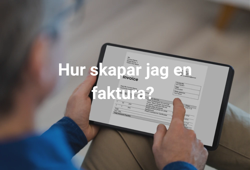 Man som sitter och skapar en faktura på en ipad 