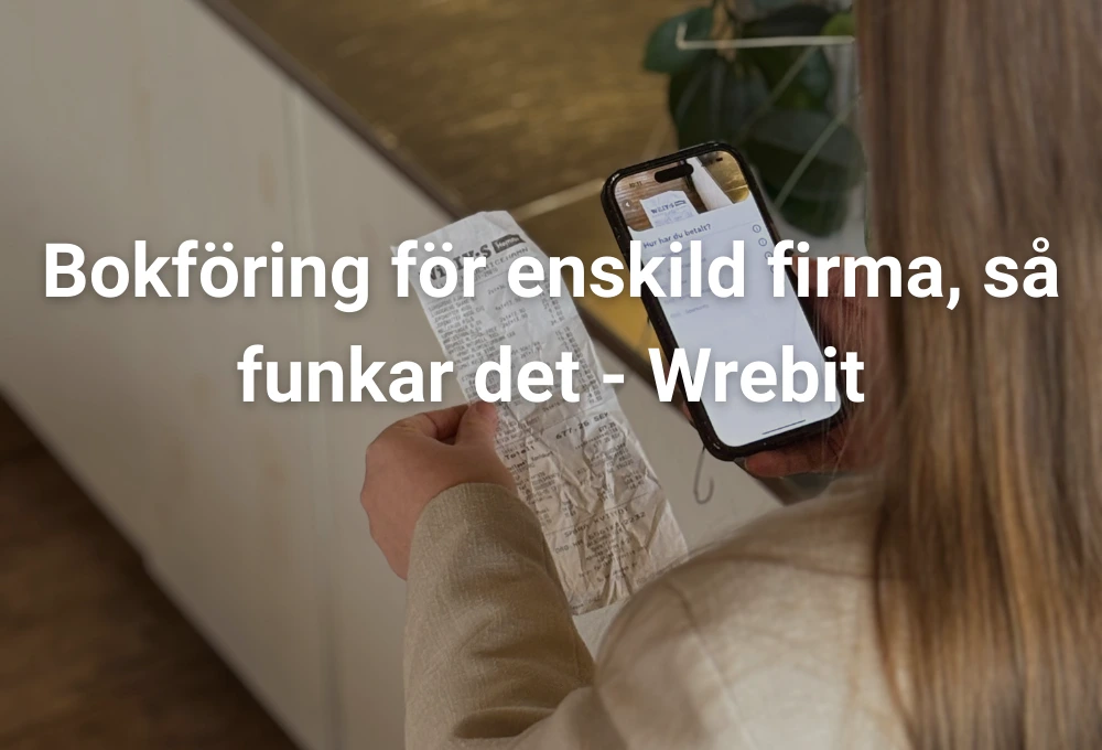 Kvinna som bokför ett kvitto med mobilen