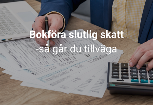 En person som håller i en penna med skattedokument och en miniräknare.